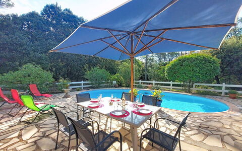 Moun Pantai: Mueble, Paraguas, Mueble Para Exteriores, Silla, Mesa, Piscina, Mesa Al Aire Libre, Sombra, Cocina Y Comedor Mesa, Ocio