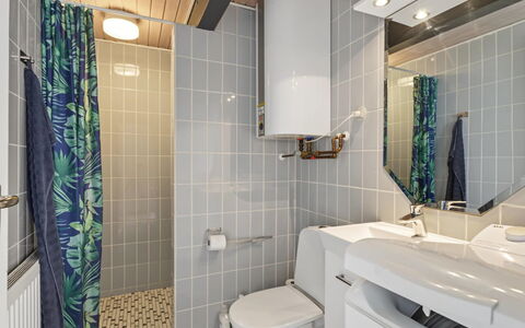 Kielo - 700M from the Sea: Baño, Arreglo De Tubería, Diseño De Interiores, Piso, Baño, Lavabo Del Baño, Asiento Del Baño, Lavabo, Suelo, Grifo