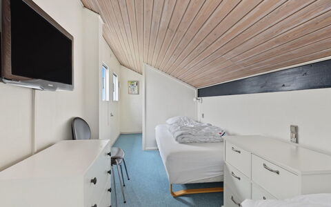 Kielo - 700M from the Sea: Diseño De Interiores, Techo, Madera, Habitación, Suelo, Piso, Cama, Mueble, Sábana, Habitación