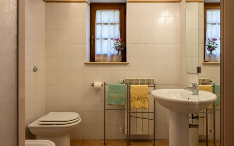 Ortale a Pitigliano with Pool: Baño, Arreglo De Tubería, Lavabo Del Baño, Piso, Asiento Del Baño, Diseño De Interiores, Lavabo, Baño, Suelo, Grifo