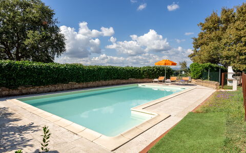 Ortale a Pitigliano with Pool: Piscina, Material Compuesto, Jardín, Recurso, Fuente De Agua, Sombra, Paisajismo, Eco Hotel, Patio Interior, Hacienda
