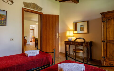 Ortale a Pitigliano with Pool: Mueble, Pared, Diseño De Interiores, Piso, Madera, Cama, Habitación, Suelo, Techo, Habitación