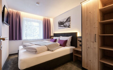 Augl'S Hof: Diseño De Interiores, Habitación, Cama, Habitación, Departamento, Marco De La Cama, Suite, Techo, Lecho, Hotel