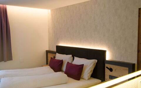 Augl'S Hof: Pared, Diseño De Interiores, Piso, Suelo, Techo, Encendiendo, Habitación, Cama, Marco De La Cama, Habitación