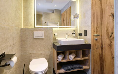 Augl'S Hof: Piso, Diseño De Interiores, Pared, Suelo, Madera, Arreglo De Tubería, Lavabo, Lavabo Del Baño, Baño, Grifo