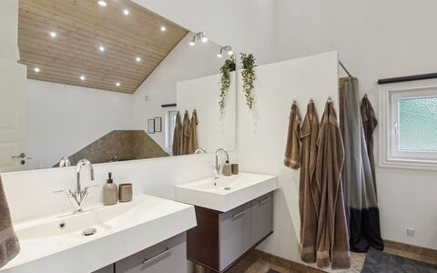 Elle: Diseño De Interiores, Piso, Pared, Suelo, Techo, Madera, Arreglo De Tubería, Mueble De Baño, Lavabo, Lámpara
