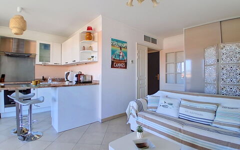 Le Royal Cap: Mueble, Diseño De Interiores, Departamento, Silla, Piso, Suelo, Casa, Cocina Y Comedor Mesa, Sala, Sombra