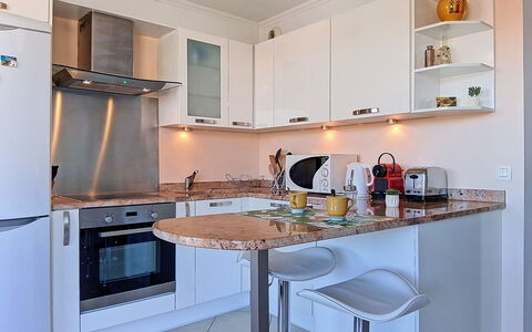 Le Royal Cap: Mueble, Mostrador, Cocina, Aparato De Cocina, Gabinetes, Diseño De Interiores, Electrodoméstico, Piso, Madera, Electrodoméstico