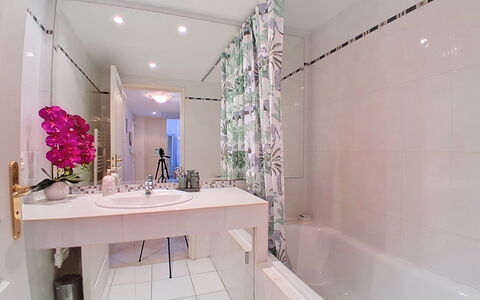 Le Royal Cap: Baño, Arreglo De Tubería, Diseño De Interiores, Piso, Suelo, Grifo, Plomería, Lavabo Del Baño, Bañera, Loseta