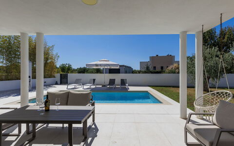 Level 4: Mueble, Piso, Mueble Para Exteriores, Suelo, Silla, Piscina, Material Compuesto, Sombra, Recurso, Patio