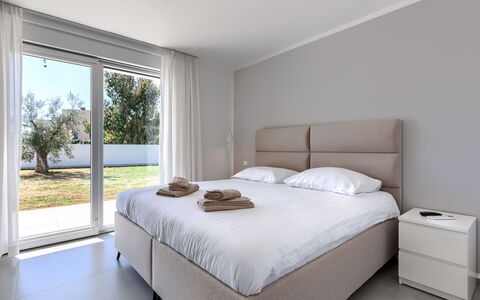 Level 4: Cama, Habitación, Mueble, Sábana, Lecho, Diseño De Interiores, Piso, Suelo, Marco De La Cama, Linos