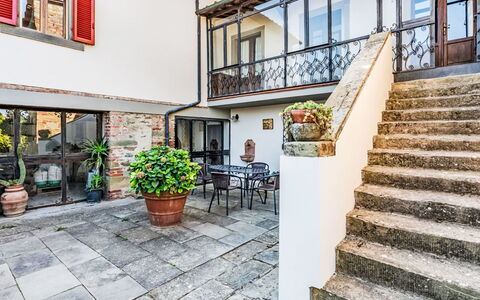 Podere degli Ulivi: Piscina, Mueble Para Exteriores, Jardín, Mueble, Recurso, Sombra, Eco Hotel, Patio Interior, Ocio, Silla