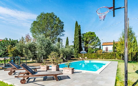 Podere degli Ulivi: Piscina, Mueble Para Exteriores, Jardín, Mueble, Recurso, Sombra, Eco Hotel, Patio Interior, Ocio, Silla