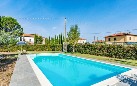 Podere degli Ulivi: Piscina, Mueble Para Exteriores, Jardín, Mueble, Recurso, Sombra, Eco Hotel, Patio Interior, Ocio, Silla