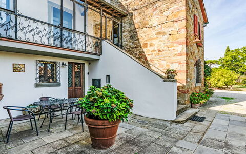 Podere degli Ulivi: Piscina, Mueble Para Exteriores, Jardín, Mueble, Recurso, Sombra, Eco Hotel, Patio Interior, Ocio, Silla