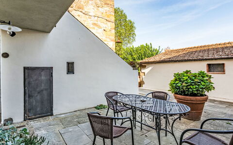 Podere degli Ulivi: Piscina, Mueble Para Exteriores, Jardín, Mueble, Recurso, Sombra, Eco Hotel, Patio Interior, Ocio, Silla