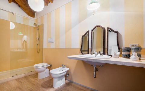 Villa Mare, Bolgheri: Piso, Diseño De Interiores, Suelo, Arreglo De Tubería, Techo, Plomería, Grifo, Baño, Casa, Lavabo