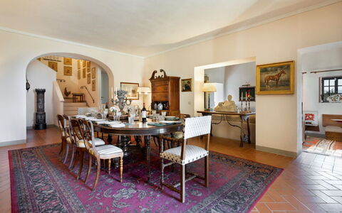 Villa Mare, Bolgheri: Mueble, Diseño De Interiores, Piso, Pared, Suelo, Comedor, Mesa, Madera, Techo, Silla