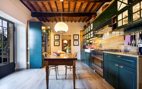 Villa Mare, Bolgheri: Mueble, Diseño De Interiores, Piso, Cocina, Madera, Gabinetes, Mostrador, Techo, Suelo, Suelos De Madera