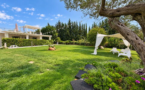 Casa Spassu: Hierba, Árbol, Verde, Arbusto, Jardín, Paisaje, El Terreno Del Lote, Césped, Cobertura Del Suelo