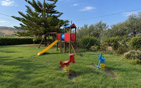 Casa Spassu: Tobogán, Equipo De Juego Exterior, Ocio, Césped, Tolva, Jardín, Parque, Patio De Recreo, Paisajismo, Sombra