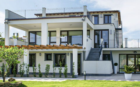 Casa Spassu: Casa, Barrio Residencial, Porche, Fachada, Casa, Balcón, Puerta, Inmuebles, Villa, Sombra