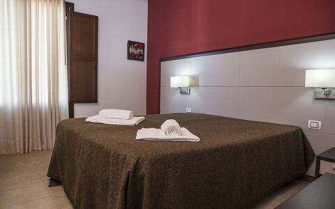 Casa Spassu: Diseño De Interiores, Suelo, Habitación, Piso, Mueble, Cama, Sábana, Lecho, Marco De La Cama, Habitación