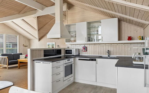 Aster - 100M from the Sea: Cocina, Madera, Techo, Diseño De Interiores, Piso, Mostrador, Mueble, Gabinetes, Suelo, Electrodoméstico