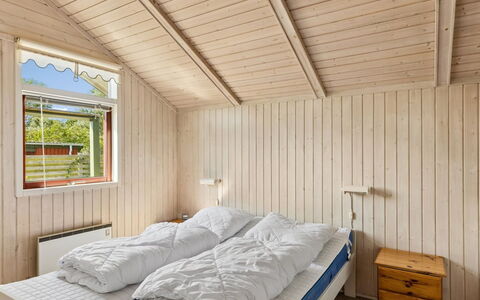 Aster - 100M from the Sea: Madera, Techo, Habitación, Piso, Diseño De Interiores, Suelo, Cama, Habitación, Madera Dura, Manchas De Madera
