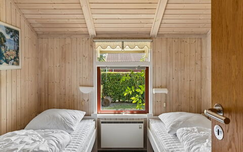 Aster - 100M from the Sea: Habitación, Madera, Cama, Diseño De Interiores, Techo, Mueble, Sábana, Suelo, Lecho, Piso