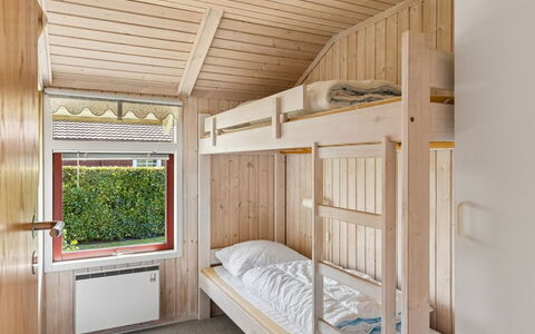 Aster - 100M from the Sea: Madera, Diseño De Interiores, Habitación, Litera, Cama, Techo, Suelo, Piso, Dormitorio, Marco De La Cama