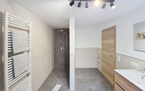 Sophia: Piso, Pared, Diseño De Interiores, Suelo, Techo, Arreglo De Tubería, Baño, Grifo, Habitación, Lámpara