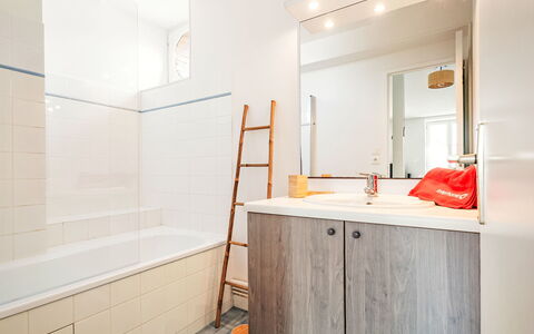 L'Emerillon: Piso, Diseño De Interiores, Suelo, Baño, Arreglo De Tubería, Plomería, Bañera, Loseta, Grifo, Mueble De Baño
