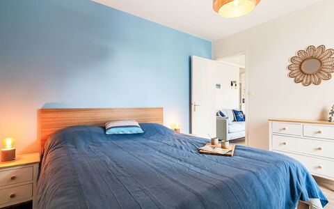 L'Emerillon: Azul, Cama, Habitación, Mueble, Diseño De Interiores, Sábana, Lecho, Linos, Madera, Piso