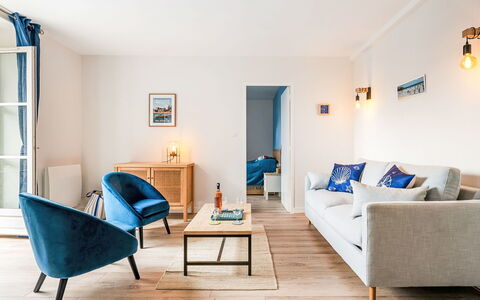 L'Emerillon: Mueble, Diseño De Interiores, Piso, Sofá, Suelo, Pared, Sala, Madera, Habitación, Casa