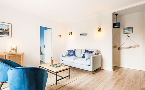 L'Emerillon: Mueble, Diseño De Interiores, Piso, Pared, Suelo, Madera, Sofá, Habitación, Sala, Techo