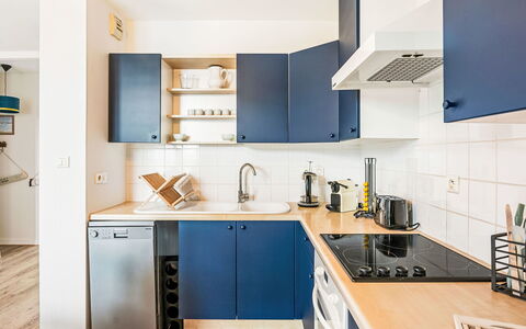 L'Emerillon: Aparato De Cocina, Cocina, Electrodoméstico, Mostrador, Diseño De Interiores, Gabinetes, Piso, Madera, Mueble, Estufa De Cocina