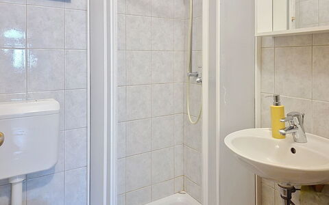 Pod Meloni: Lavabo Del Baño, Baño, Arreglo De Tubería, Pared, Lavabo, Piso, Diseño De Interiores, Suelo, Grifo, Plomería