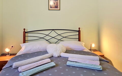 Pod Meloni: Cama, Lecho, Mueble, Habitación, Sábana, Diseño De Interiores, Pared, Madera, Suelo, Linos
