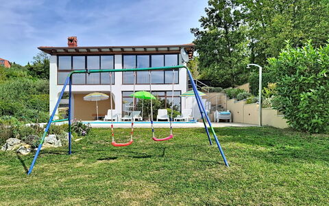 Pod Meloni: Jardín, Sombra, Equipo De Juego Exterior, Césped, Paisajismo, Patio Interior, Yarda, Parque, Villa, Césped Artificial