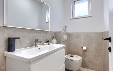 Veronica: Baño, Arreglo De Tubería, Piso, Suelo, Lavabo, Diseño De Interiores, Lavabo Del Baño, Baño, Grifo, Espejo
