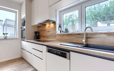 Veronica: Cocina, Mostrador, Aparato De Cocina, Piso, Madera, Diseño De Interiores, Electrodoméstico, Electrodoméstico, Gabinetes, Suelo