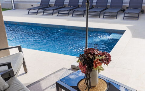 Veronica: Piso, Suelo, Mueble, Diseño De Interiores, Piscina, Material Compuesto, Loseta, Recurso, Mueble Para Exteriores, Silla