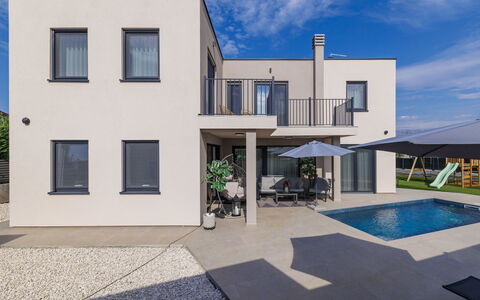 Veronica: Fachada, Barrio Residencial, Casa, Puerta, Inmuebles, Balcón, Villa, Patio, Diseño, Entrada De Coches
