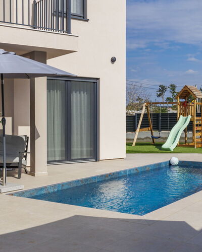 Veronica: Piscina, Barrio Residencial, Casa, Material Compuesto, Recurso, Inmuebles, Mueble Para Exteriores, Ocio, Villa, Eco Hotel