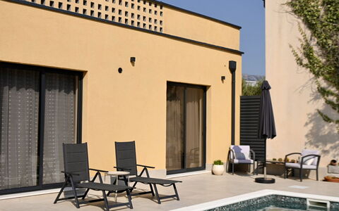 Grandpa Pouls Heritage, Heated Pool: Piscina, Puerta, Casa, Mueble Para Exteriores, Material Compuesto, Sombra, Silla, Inicio De La Puerta, Hormigón, Inmuebles