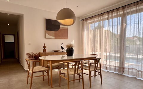 Grandpa Pouls Heritage, Heated Pool: Mueble, Diseño De Interiores, Piso, Suelo, Madera, Techo, Comedor, Cocina Y Comedor Mesa, Silla, Mesa