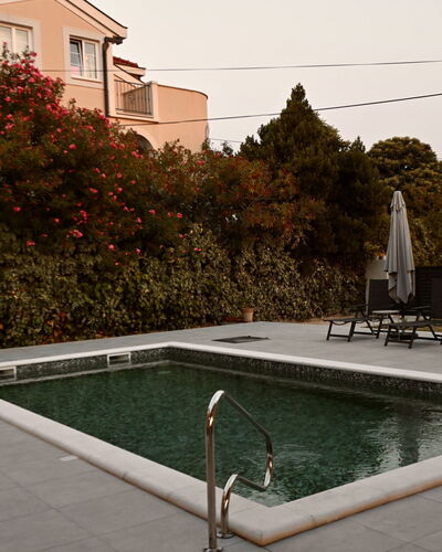 Grandpa Pouls Heritage, Heated Pool: Piscina, Mueble Para Exteriores, Recurso, Paraguas, Material Compuesto, Sunlounger, Ocio, Fuente De Agua, Silla, Sombra