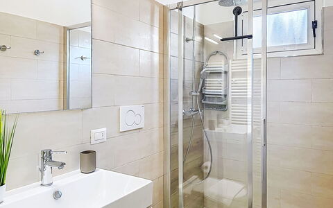 Carla: Baño, Arreglo De Tubería, Piso, Diseño De Interiores, Suelo, Plomería, Ducha, Lavabo, Grifo, Lavabo Del Baño