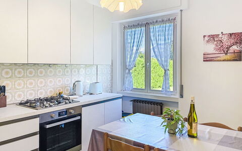 Carla: Cocina, Aparato De Cocina, Diseño De Interiores, Electrodoméstico, Piso, Madera, Mostrador, Mueble, Habitación, Suelo